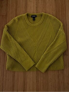 Express Women's Bright Yellow/Green Ribbed Chevron Crewneck Sweater